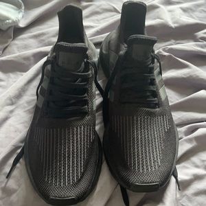 Black adidas swift run